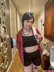 Raee Ripley - Petite and Complete | Picture (2)
